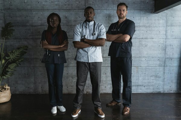 Welche Maßnahmen unterstützen die Heilung von Verletzungen?